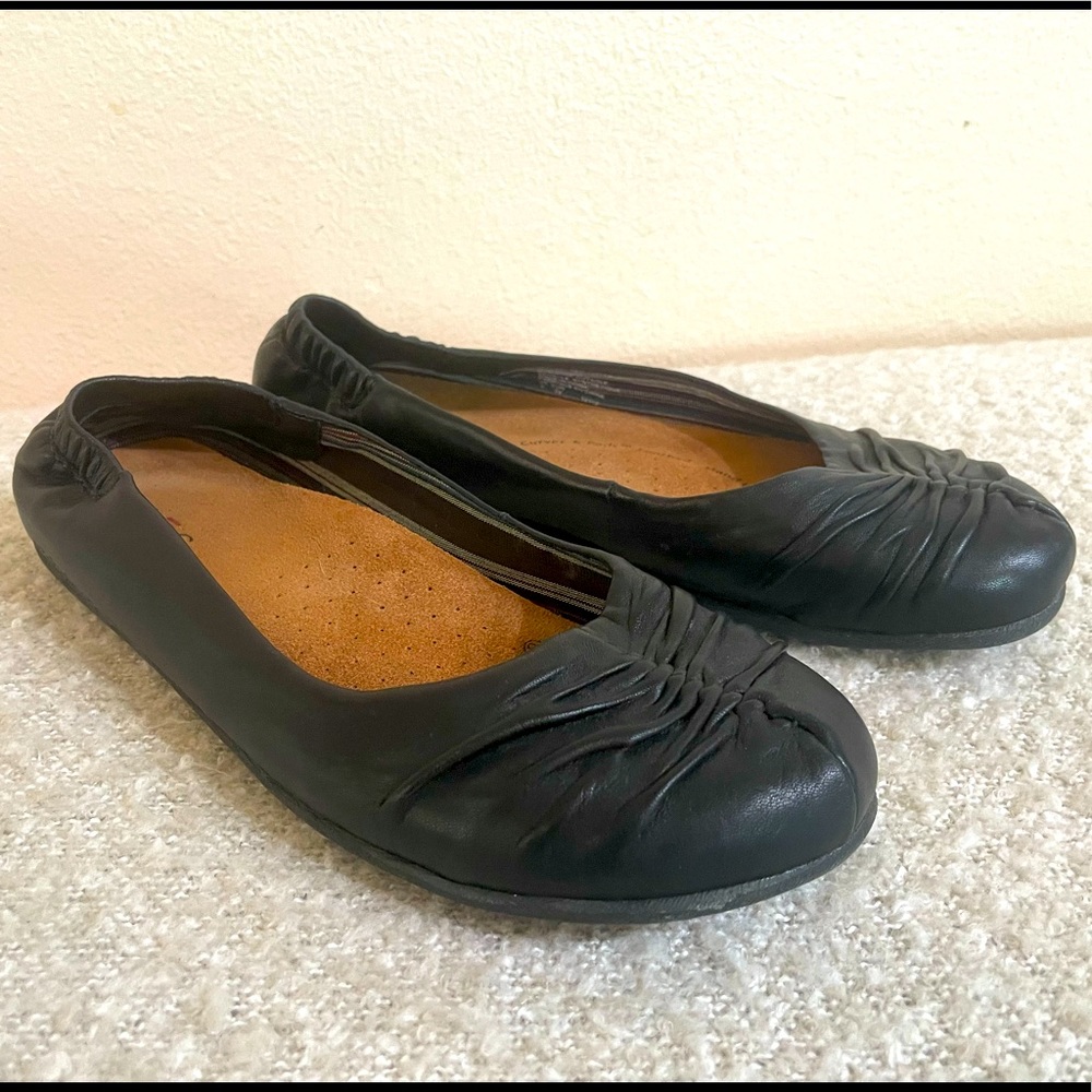 Taos Repleat black ballerina ballet flats size 8